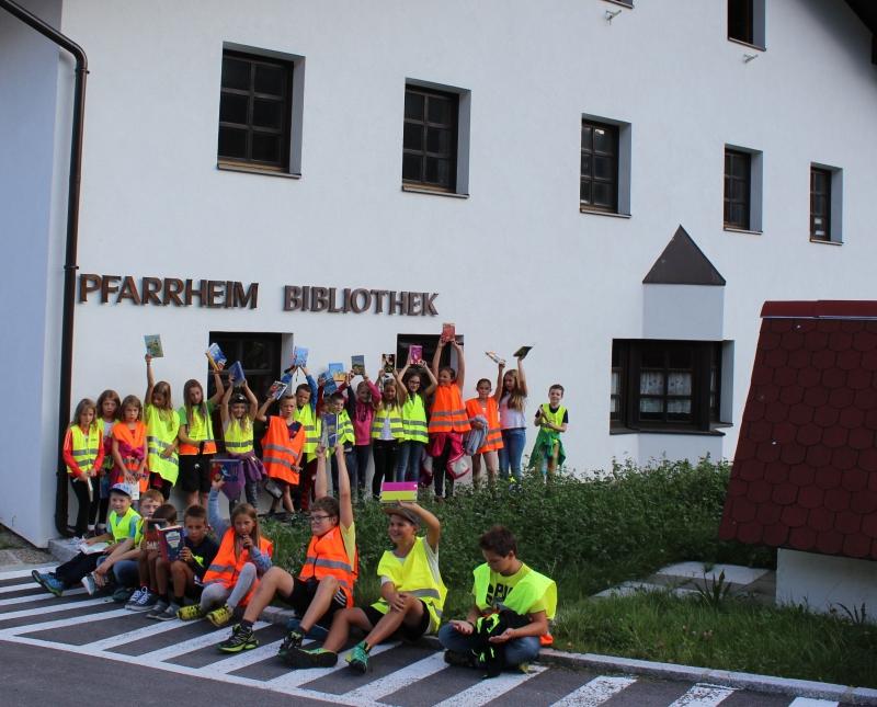 Bücherei Außenansicht mit Kindern davor