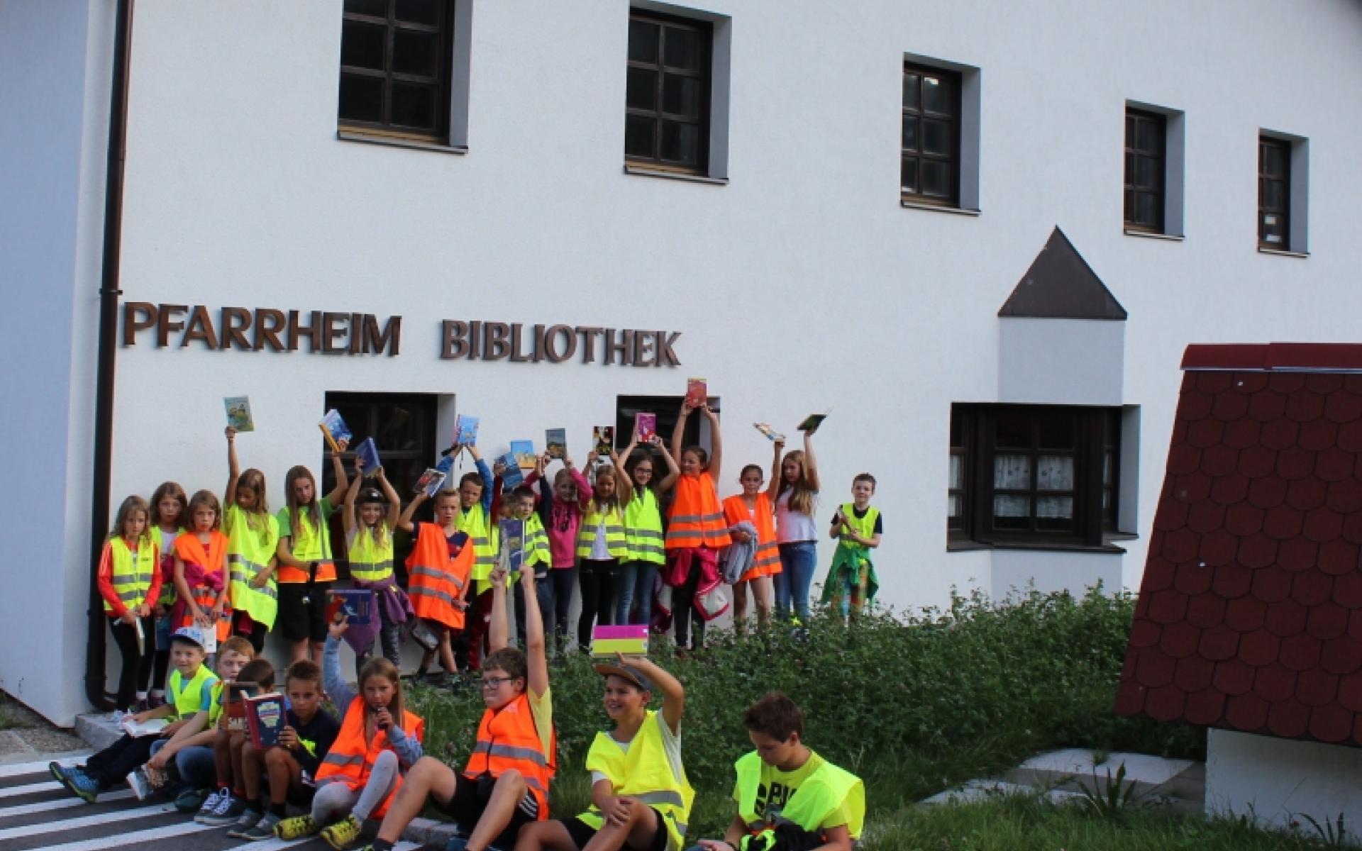 Bücherei Außenansicht mit Kindern davor